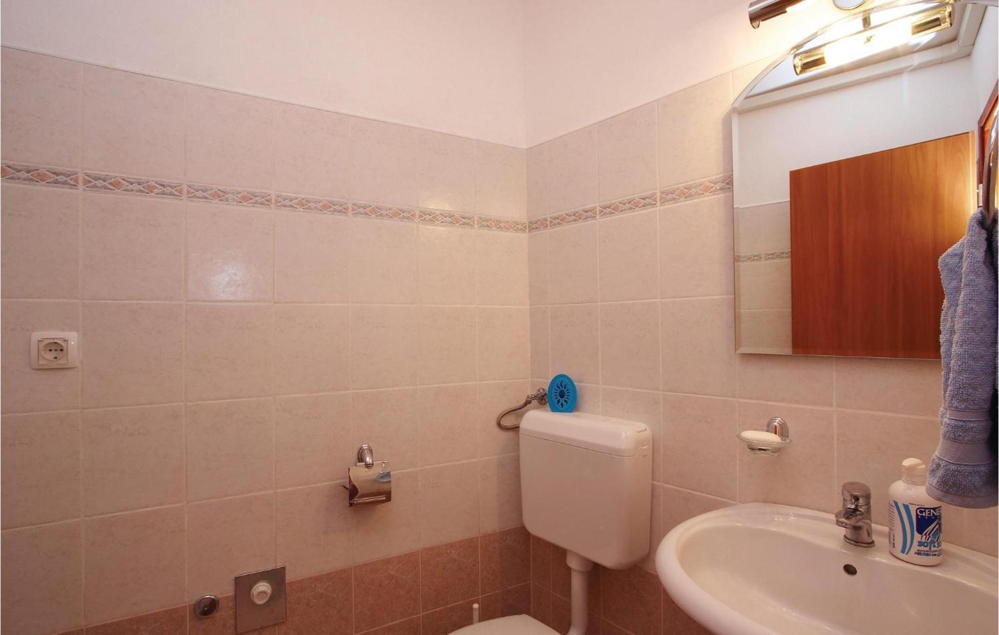 2 Bedroom Awesome Apartment In פלומין מראה חיצוני תמונה