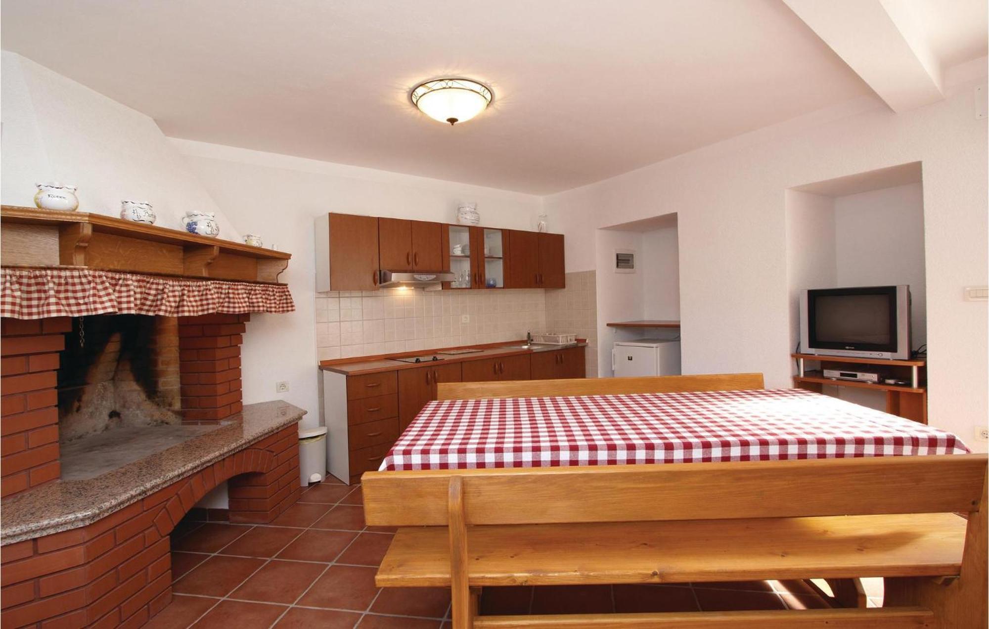 2 Bedroom Awesome Apartment In פלומין מראה חיצוני תמונה